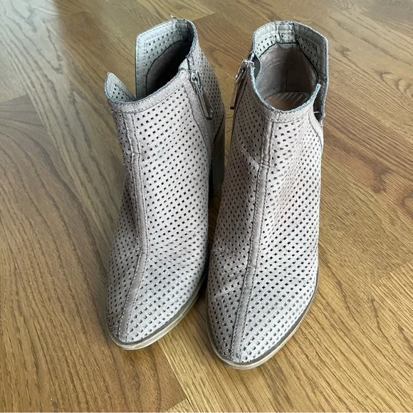 DV by Dolce Vita Perforated Tan Ankle Booties Stacked Heel Side Zip Size 7 - Picture 5 of 10